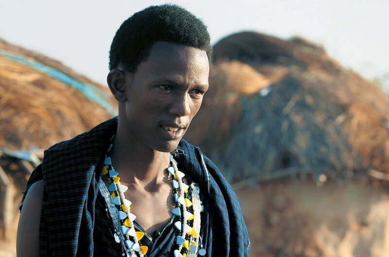 In Tansania begibt sich Mwenga regelmäßig auf den Gipfel des Vulkans Ol Doinyo Lengai, um den Gott Engai günstig zu stimmen. – Bild: ARTE France/​Les Bons Clients