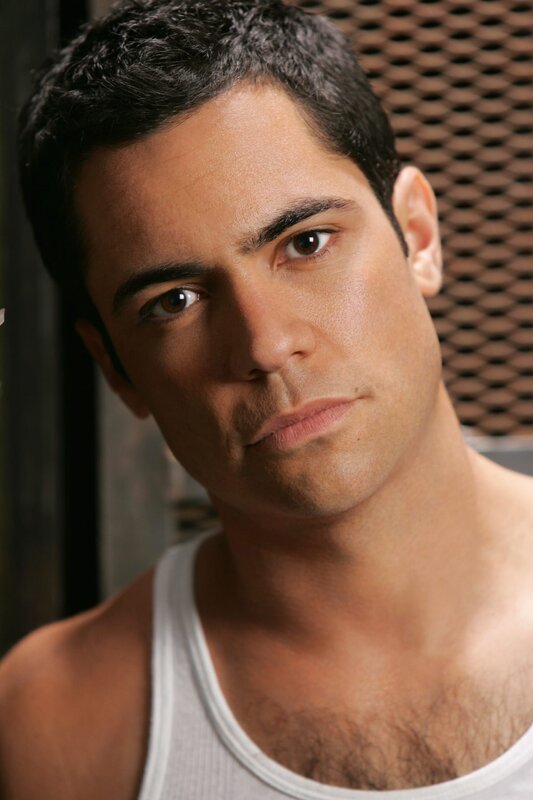 (4. Staffel) – Nicht immer kommt Det. Lilly Rush bei der Aufklärung allein zu recht. Deshalb wird sie von ihrem Kollegen Detektiv Scott Valens (Danny Pino) tatkräftig unterstützt … – Bild: Warner Bros. Television Lizenzbild frei