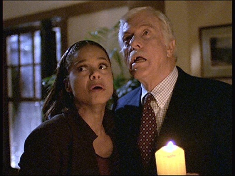 Amanda (Victoria Rowell, l.) und Mark (Dick Van Dyke, r.), die zu Besuch in dem abgelegenen Haus von Vivien sind, hören im oberen Stock merkwürdige Geräusche. – Bild: Viacom