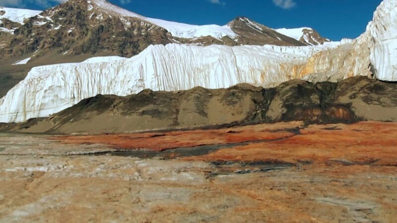 Blutende Gletscher – ein sonderbares Phänomen, dem die Wissenschaftler auf die Spur gehen. – Bild: ZDF