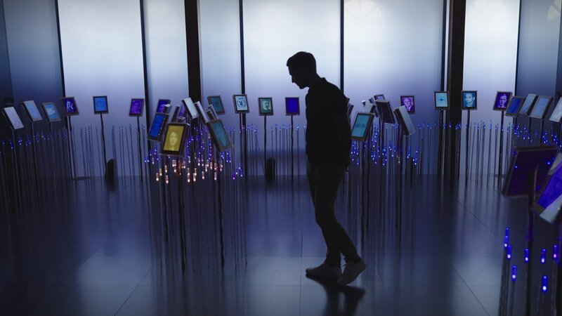 Mirko im „Nobel Field“ – einer Installation zu den bisherigen Friedensnobelpreisträgern und Preisträgerinnen im Nobel Peace Center in Oslo. – Bild: ZDF und Torbjörn Karvang