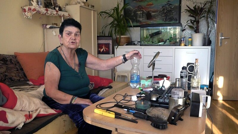 Regina, 71, hat Angst vor Stromschlägen, da ihr Sicherungskasten defekt ist. Die Hausverwaltung ist informiert, aber ein Elektriker ist schwer zu finden, der den alten Sicherungskasten repariert. – Bild: RTLZWEI