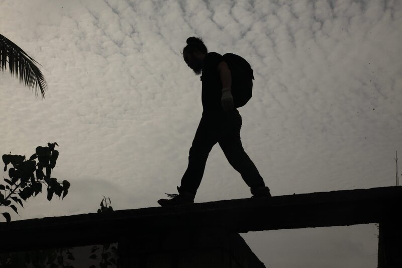 Diu, India: RJ walking along a wall at Diu. Diu is a city in Diu district in the union territory of Daman and Diu, India. It is a quiet fishing coastal town by the Arabian Sea, with an interesting blend of culture and religion. – Bild: FOX Networks /​ National Geographic Channels /​ Singha Quansuwan