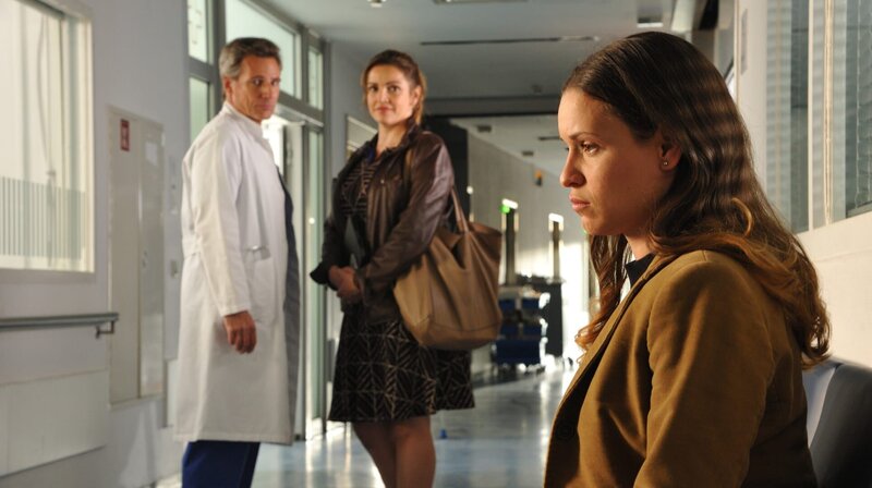 Vera (Rebecca Immanuel) und Dr. Henning Maurer (René Steinke) haben die Hoffnung für die schwerkranke Claire (Kristin Suckow, re.) nicht aufgegeben. – Bild: ARD Degeto/​Hardy Spitz