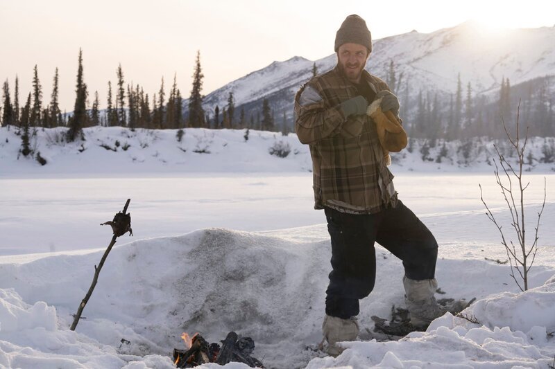 Johnny Rolfe macht ein Feuer, um sein Abendessen zu kochen. (National Geographic/​Jensen Walker) – Bild: National Geographic /​ Jensen Walker /​ National Geographic/​Jensen Walker
