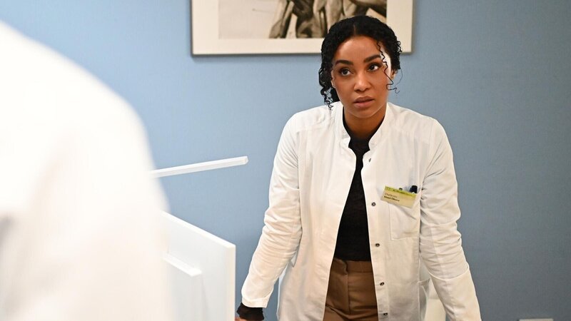 Imani (Féréba Koné) bleibt trotz der Probleme mit Johannes (Maximilian Schneider, Rückansicht) souverän. – Bild: RTL