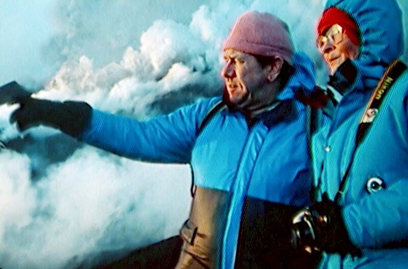 Die Vulkanologen Maurice und Katia Krafft gehörten zu den Ersten, die der Lava ganz nahe kamen. – Bild: ARTE France/​Les Bons Clients