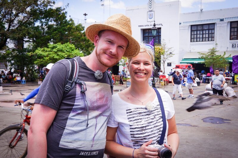 Dennis Rowlin und Daniela Wolpert erkunden die Kolonialstadt Leon in Nicaragua. – Bild: Bewegte Zeiten Filmproduktion GmbH/​BR/​Deborah Stöckle