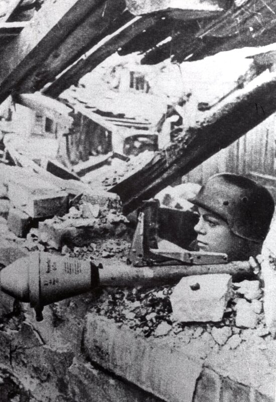Hitlerjunge mit Panzerfaust in Berlin – Bild: Spiegel Geschichte