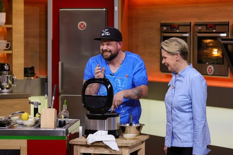 Moderatorin Cornelia Poletto und Kandidat Marcel Kleewein – Bild: ZDF und Ulrich Perrey