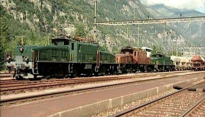 Drei Schweizer Krokodile vor einem Güterzug. – Bild: SWR