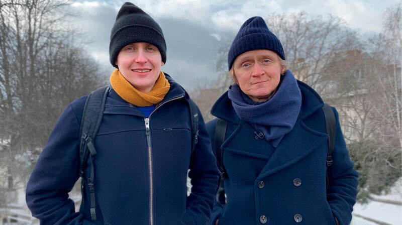 Comedian Till Reiners (li.) holt Euch heute gemeinsam mit Pierre M. Krise aus der Krause. Es ist Tills letzter Auftritt in der Öffentlichkeit, bevor er sich mit der Berliner Polizei eine heiße Verfolgungsjagd in Schrittgeschwindigkeit liefert. – Bild: ZDF und SWR.