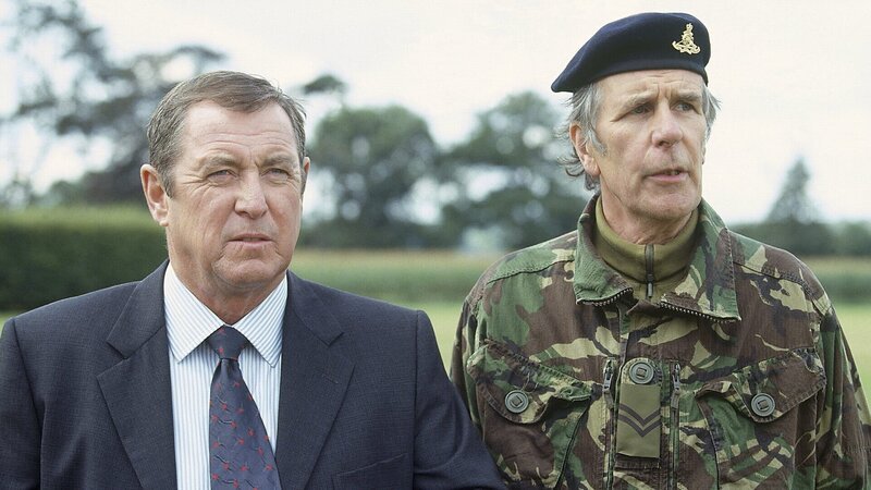 Inspector Barnaby (John Nettles, l.) muss aufgrund des besonderen Sprengstoffs, der bei der Bombenexplosion verwendet wurde, auch in Militärkreisen ermitteln und trifft in Upper Warden auf die sogenannte Territorialarmee, in der der Buchhändler und verhinderte Schriftsteller Jack Wilson (Tim Preece, r.) zufällig auch Waffenmeister ist. – Bild: ZDF und All3Media
