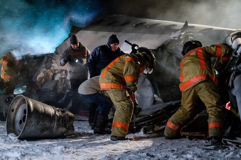 Firefighters (played by background actors) peel the metal frame of Continental Airlines Flight 1713 back. – Bild: Darren Goldstein /​ Cineflix