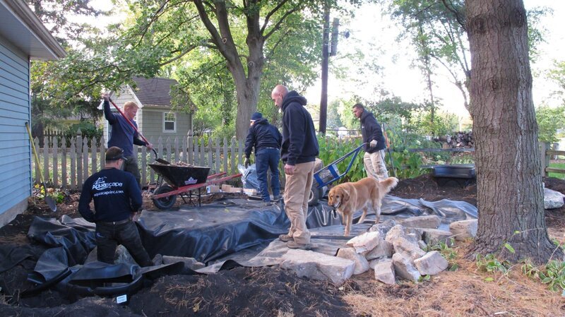Die Teichbauer einer in Chicago ansässigen Firma, die sich auf den Bau von Naturteichen spezialisiert hat, haben einiges zu tun: Die Jungs kämpfen mit Terminproblemen und müssen alles geben, um ihre beide aktuellen Projekte rechtzeitig fertigzustellen. Mit Erfolg? – Bild: The National Geographic Channel