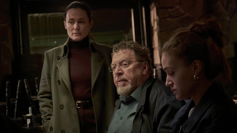 Tülay Yildirim (Idil Üner, l.), Erichsen (Armin Rohde, M.) und Mona Nowak (Rocío Luz, r.) stellen Roland Orbach in der Kneipe zur Rede. – Bild: ZDF und Nik Konietzny