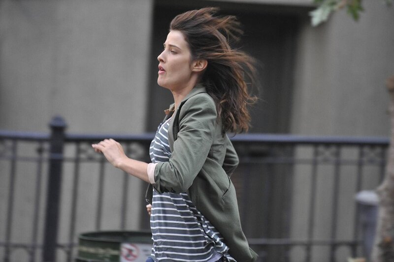 Als Marshall eine SMS von Max, einem Bekannten erhält, der ihm mitteilt, dass Woody Allen in einem Steakhouse in Downtown sitzt, beschließen die Freunde, ein Wettrennen dorthin zu machen. Doch wird Robin (Cobie Smulders) wirklich gewinnen? – Bild: 20th Century Fox International Television Lizenzbild frei