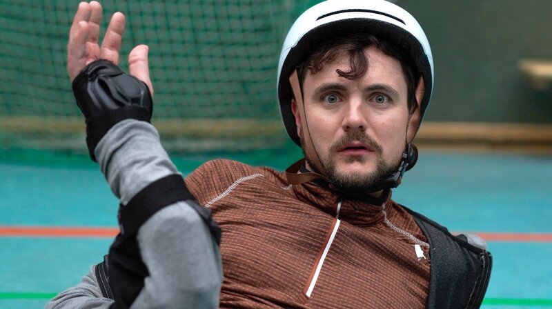 Stimpel (Phil Laude) und sein Arm stehen nach einem Crash mit dem Torpfosten in einem ungewöhnlichen Verhältnis zueinander …. – Bild: SWR/​DCM Pictures/​Clara Marnette
