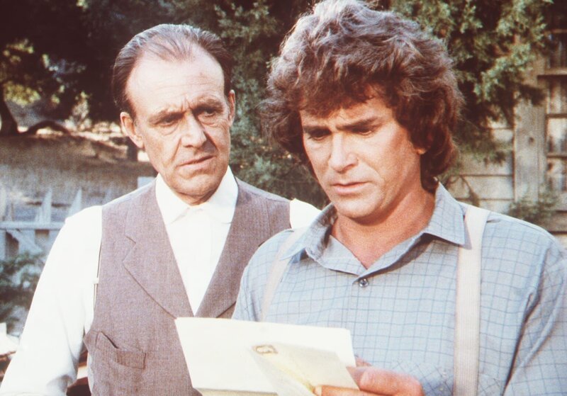 Charles Ingalls (Michael Landon) und Nels Oleson (Richard Bull) sind von der traurigen Nachricht sehr betroffen. – Bild: © Worldvision Lizenzbild frei