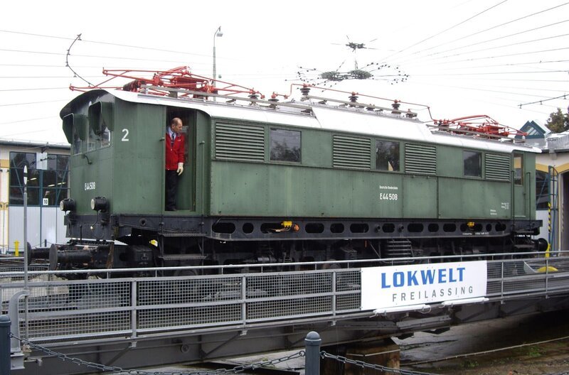 Diese 1934 gebaute Lokomotive vom Typ E 44.5 wurde extra für die speziellen Anforderungen der Strecke nach Berchtesgaden konstruiert und war bis 1983 im Einsatz. – Bild: ZDF/​SWR/​Alexander Schweitzer