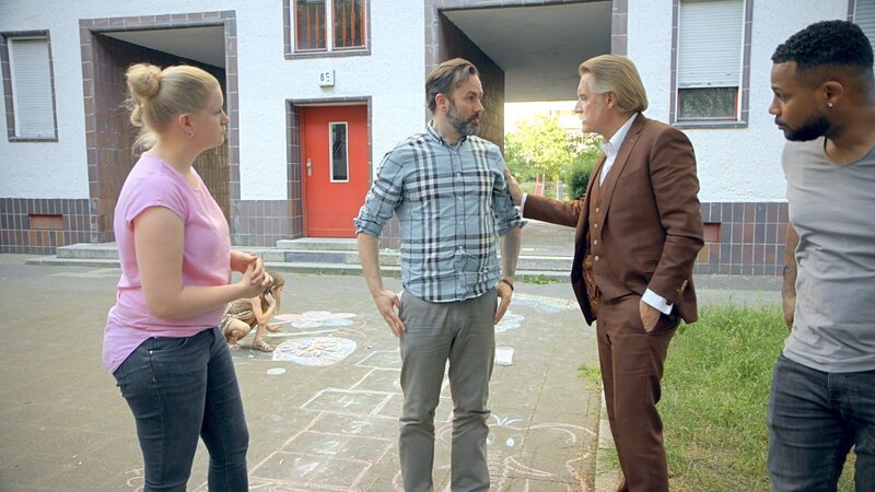 Ingo Lenßen (3.v.l.); Ben Handke (4.v.l.) – Bild: Sat.1