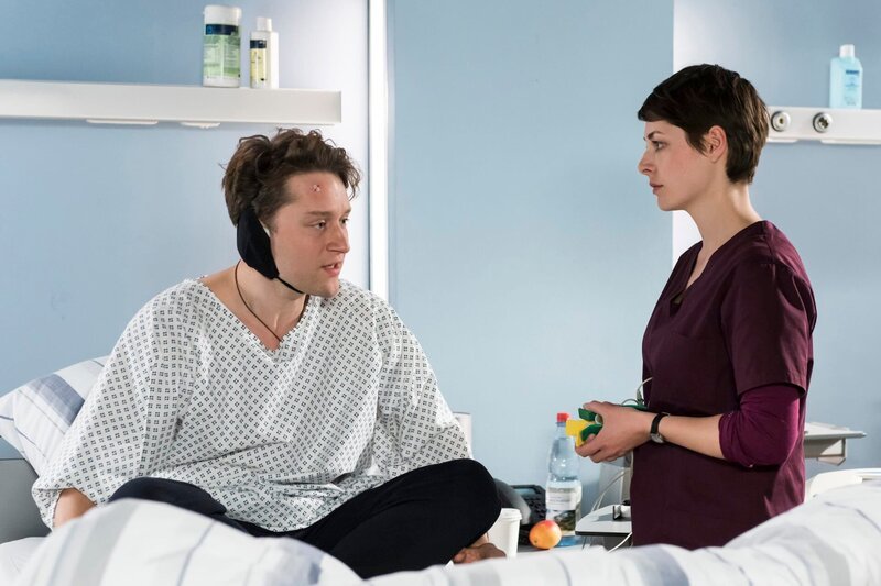 Theresa (Katharina Nesytowa, r.) überredet Felix Weissner (Adrian Topol, l.) zum Langzeit EKG. – Bild: ARD/​Jens Ulrich Koch