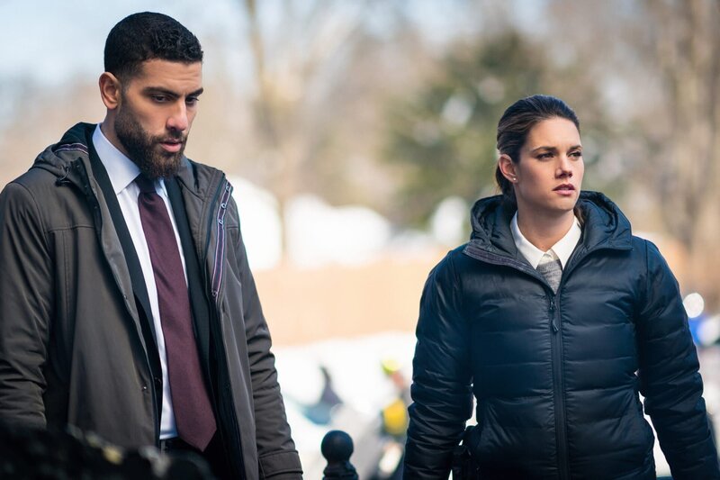 Omar Adom Zidan (Zeeko Zaki, l.); Maggie Bell (Missy Peregrym, r.) – Bild: 2019 CBS Broadcasting, Inc. All Rights Reserved /​ Christopher Saunders Lizenzbild frei