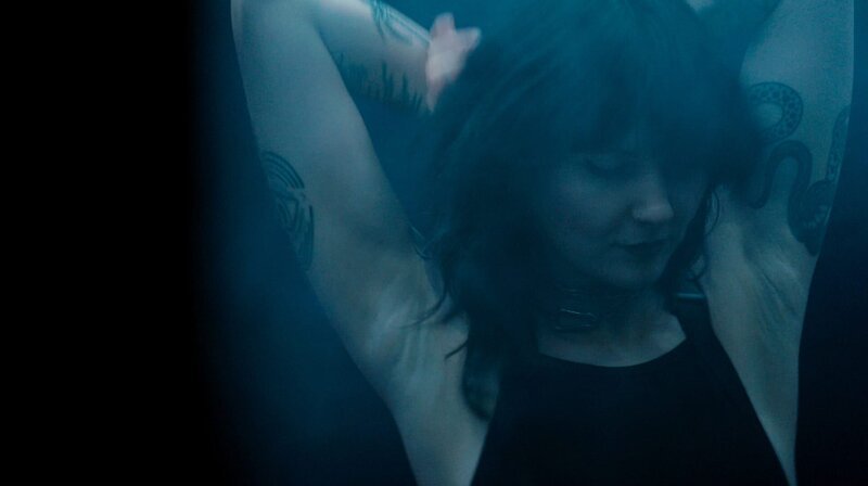 Techno House Deutschland – Tanzende Frau. – Bild: HR
