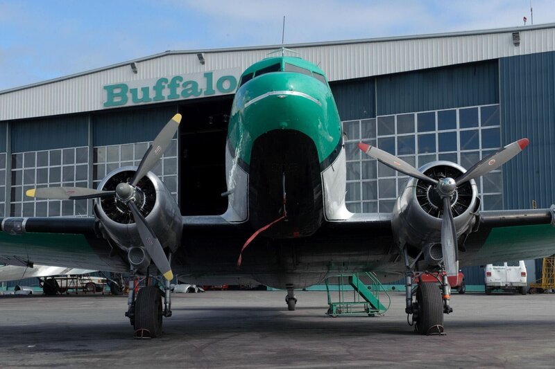 (5. Staffel) – „Ice Pilots“ folgt der Arbeit der „Buffalo Airlines“, einer Fluggesellschaft im Norden Kanadas, die in der arktischen Region mit ihrer Flotte alter Flugzeuge aus der Zeit des Zweiten Weltkriegs reguläre Passagier- und Frachtflüge übernehmen … – Bild: Ed Araquel