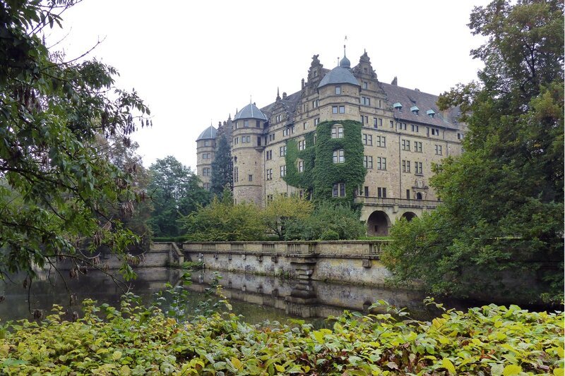 Im Schloss Neuenstein bei Öhringen befindet sich eine der wenigen noch erhaltenen Burgküchen aus mittelalterlicher Zeit. Vincent Klink und Heike Greis zaubern an diesem historischen Schauplatz schmackhafte Gerichte aus über 800 Jahre alten Kochbüchern. – Bild: SWR/​mazandmore/​Markus Siewert