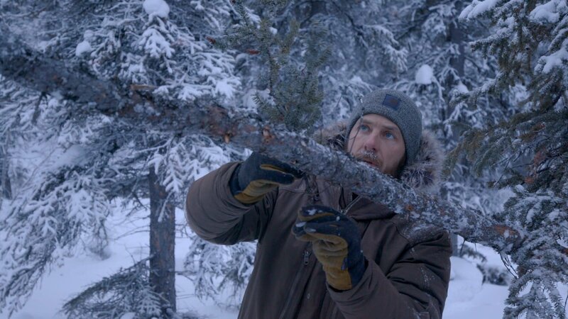Johnny Rolfe stellt während der Wintersaison eine Marderfalle auf. (National Geographic) – Bild: National Geographic /​ National Geographic