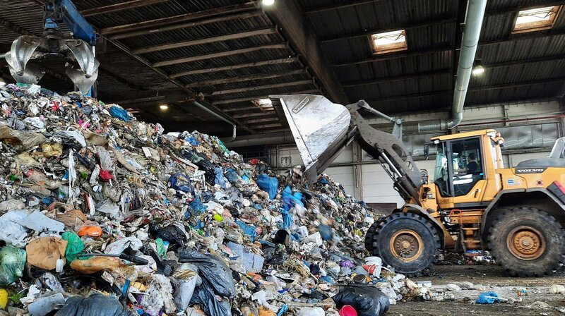 In der Müllbehandlungsanlage in Lahe kommt Hannovers Restmüll an. Hier wird er mechanisch und biologisch für die Deponierung vorbereitet. Seit 2005 darf kein unbehandelter Müll mehr deponiert werden. – Bild: NDR/FILMBLICK Hannover In der Müllbehandlungsanlage in Lahe kommt Hannovers Restmüll an. Hier wird er mechanisch und biologisch für die Deponierung vorbereitet. Seit 2005 darf kein unbehandelter Müll mehr deponiert werden. – Bild: NDR/FILMBLICK Hannover