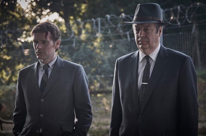 DS Endeavour (Shaun Evans, l.) und DI Fred Thursday (Roger Allam, r.) kommen am Tatort an, wo kürzlich eine weitere Leiche gefunden wurde. – Bild: ZDF und Jonathan Ford