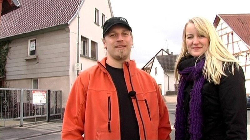 Zimmerermeister Maik will endlich bei seinen Eltern ausziehen und für sich und seinen Schatz Lena ein eigenes Domizil herrichten – samt angebauter Werkstatt. Leider stellt sich das Bauernhaus, das die beiden gekauft haben, als Ruine heraus. – Bild: RTLZWEI