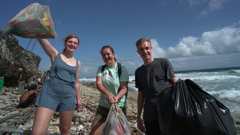 Die andere Seite der Karibik. Regelmäßig säubert die Organisation "Sea Turtle Conservation Curacao" zusammen mit Freiwilligen die Strände und hält nach verletzten Meeresschildkröten Ausschau. Die Leiterin der Organisation, Sabine Berendse (M.), bekommt Hilfe von den beiden jungen Deutschen Lara (l.) und Moritz (r.). – Bild: ZDF und Hester Jonkhout Die andere Seite der Karibik. Regelmäßig säubert die Organisation "Sea Turtle Conservation Curacao" zusammen mit Freiwilligen die Strände und hält nach verletzten Meeresschildkröten Ausschau. Die Leiterin der Organisation, Sabine Berendse (M.), bekommt Hilfe von den beiden jungen Deutschen Lara (l.) und Moritz (r.). – Bild: ZDF und Hester Jonkhout