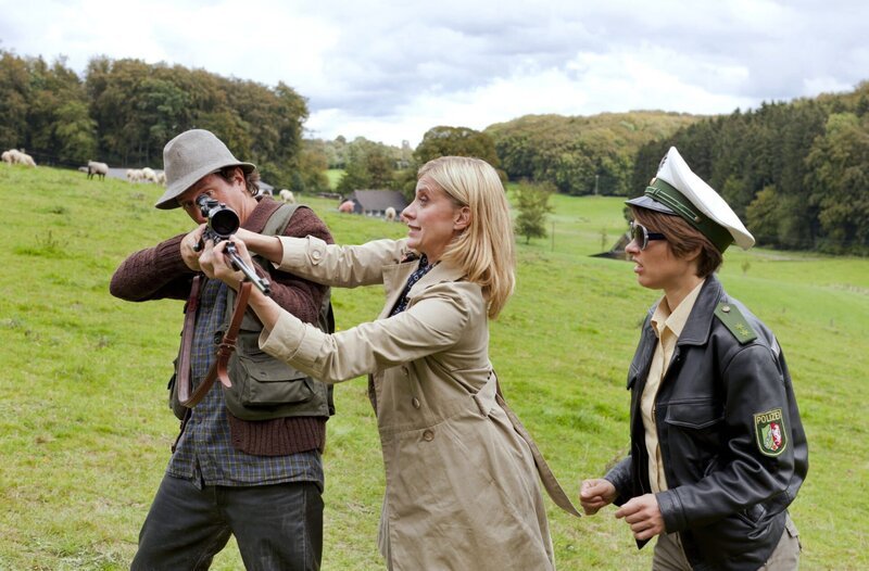 Schäfer Adenauer (Georg Veitl, links) zielt auf Dr. Kauth. Sophie Haas (Caroline Peters, Mitte) und Bärbel Schmied (Meike Droste, rechts) greifen ein. – Bild: ARD/​Frank Dicks