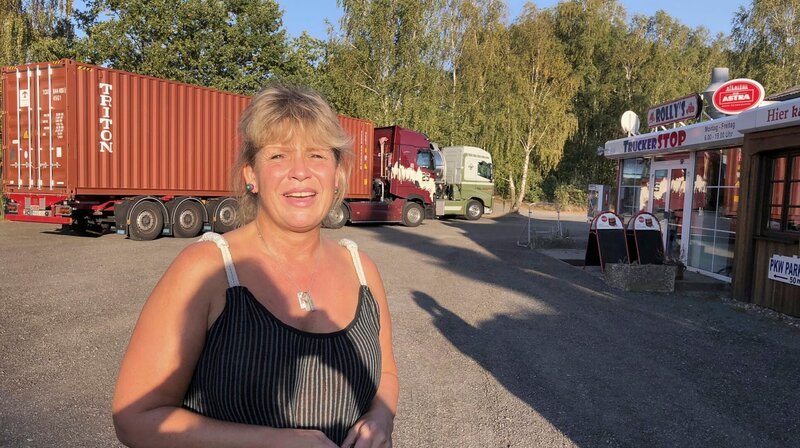 Rolly vor ihrem Trucker Stop im Wendland, direkt an der B 216. – Bild: NDR/​Flemming Produktion/​Saskia Bezzenberger
