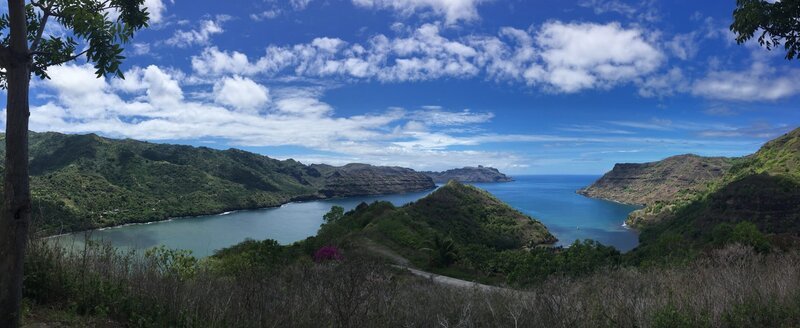 Aussicht von Nuku Hiva (Französisch-Polynesien) auf die Bucht und das Meer. – Bild: Bewegte Zeiten Filmproduktion GmbH/​BR/​Deborah Stöckle
