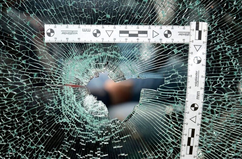 Durchschuss durch die PKW-Scheibe. – Bild: HR/​Polizeipräsidium Osthessen