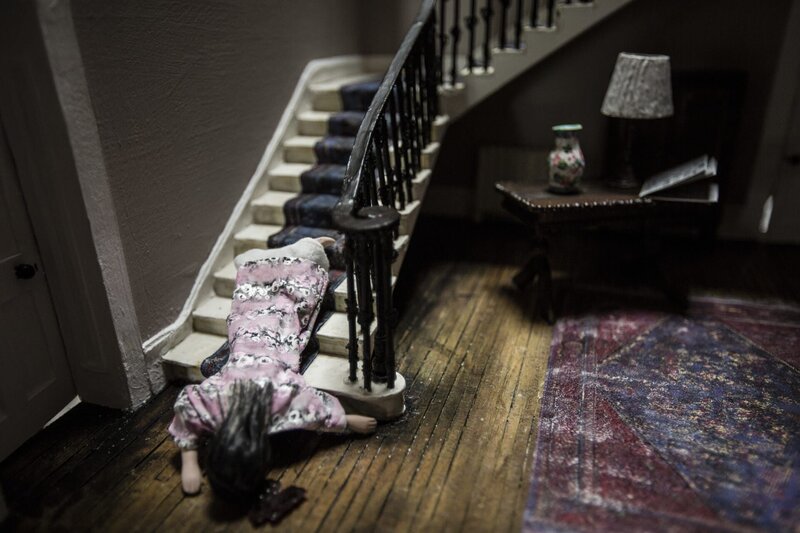 Agnes Lesser hat ein Diorama erstellt, das den Tod ihrer Mutter darstellt. Sie glaubt, dass ihre Mutter einen gewaltsamen Tod starb, und will nun endlich Klarheit. – Bild: ZDF/​Gary Moyes