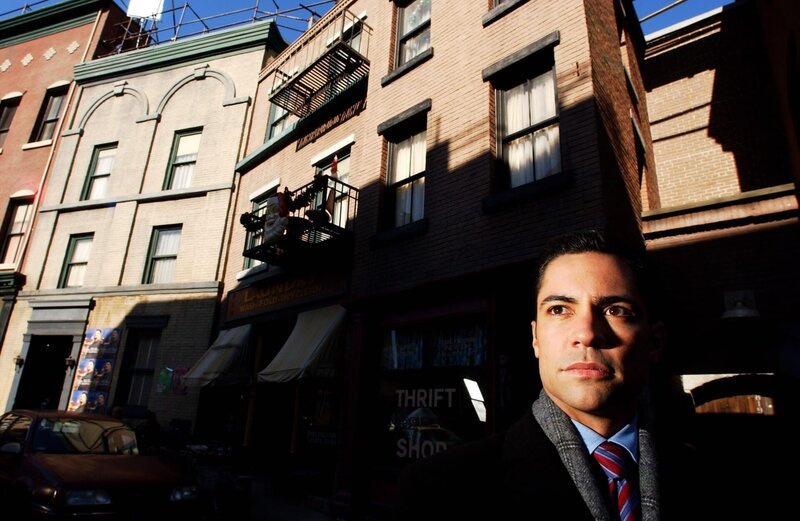 Die Ermittlungen führen Scott (Danny Pino) in die Stricherszene New Havens, in der Vizcaino anscheinend nicht nur geschäftliche Beziehungen unterhielt … – Bild: Warner Bros. Television Lizenzbild frei