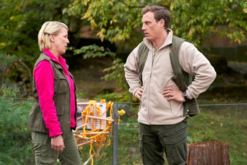 Eva (Mirja Boes) bittet Daniel (Patrick Kalupa) sie zu decken. – Bild: TVNOW /​ Guido Engels