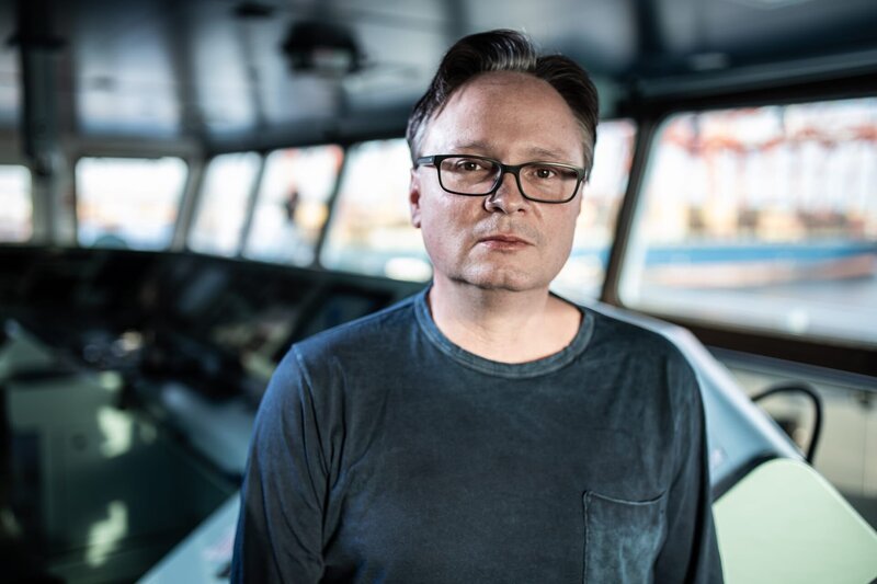 Der Kapitän der MV Oleander, Jacek Jurszo, ist auf der Brücke des Schiffes im Hafen von Newark, New Jersey, zu sehen. – Bild: National Geographic/​Nick Head