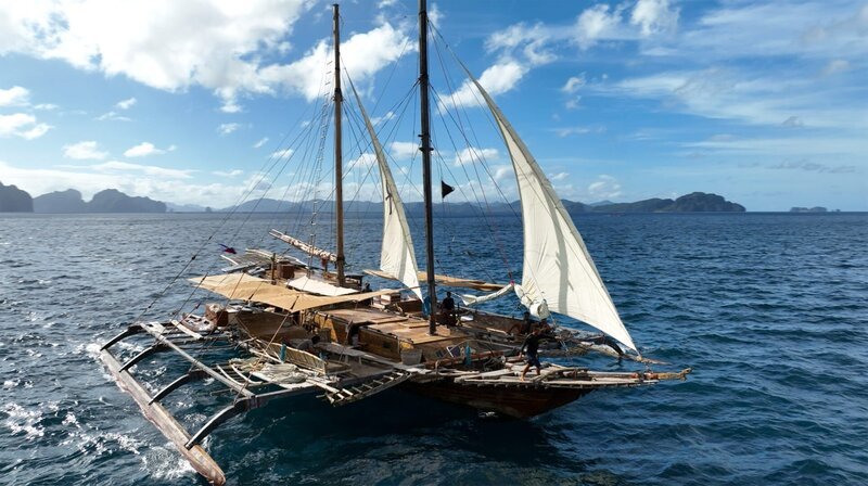 Dieser Nachbau einer historischen „Paraw“ ist in der Inselwelt von Palawan unterwegs. Die Ausleger-Boote sind typisch für die Philippinen, es gibt sie als kleines Fischerboot und auch als größeren Frachtsegler. – Bild: NDR/​Florian Melzer