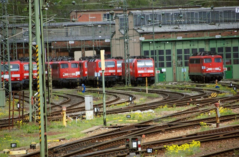 Ein Blick in das Bahnbetriebswerk. Es stehen noch Loks der Baureihe 110 und einige ehemalige DR Loks der Baureihe 143 herum. – Bild: SWR