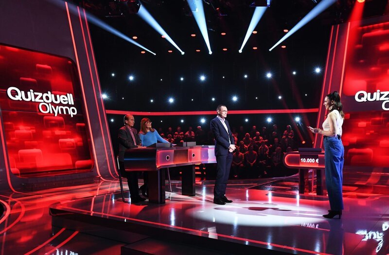 Moderatorin Esther Sedlaczek (r.) mit den Kandidat:innen des Teams „Melodie“: Michael Holm (l.) und Katja Ebstein (2.v.l.), sowie dem Quizexperten Thorsten Zirkel (M.) . – Bild: ARD/​Uwe Ernst