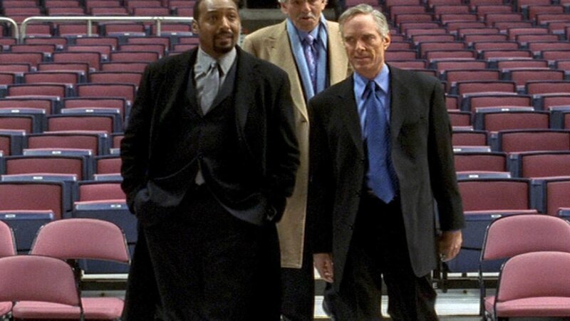 Detective Green (Jesse L. Martin, l.) und Briscoe (Jerry Orbach, hinten) befragen ein Mitglied des Basketballverbandes (Richard Bekins, r.) nach dem Verdächtigen. – Bild: RTL /​ NBC