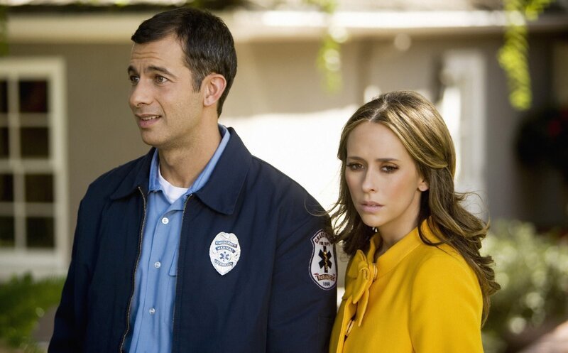 Bobby (Dariush Kashani, l.) erzählt Melinda (Jennifer Love Hewitt, r.), dass von diesem Haus ein Notruf ausgegangen ist – seltsam ist nur, dass dort keiner mehr wohnt, und Delia die einzige ist, die einen Schlüssel hat. – Bild: ABC Studios