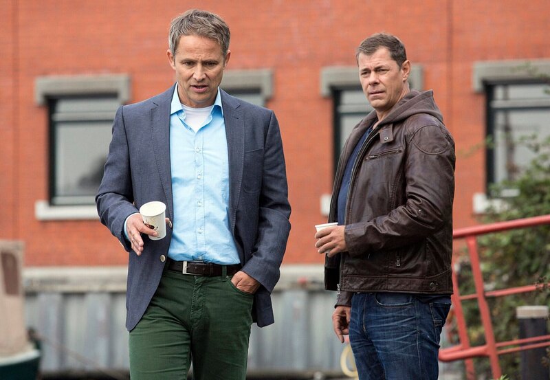 Malte Kröning (Andreas Brucker, l.) bittet seinen Freund, den Kriminalkommissar Finn Kiesewetter (Sven Martinek, r.) um Hilfe. Er soll den Tod seiner Braut aufklären. – Bild: NDR/​ARD/​Georges Pauly