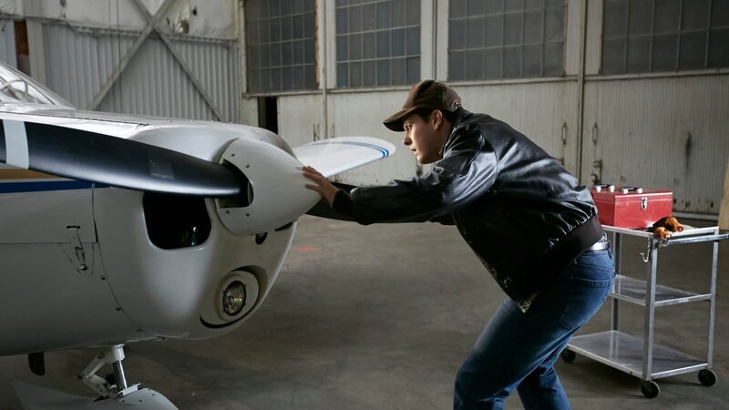 REENACTMENT – Paul Walker (gespielt von Luke Marty) sieht sich ein Flugzeug im Hangar des Quincy Regional Airport an. – Bild: Cineflix International Media Ltd.